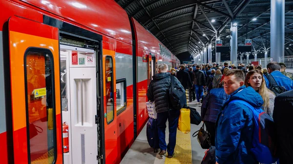 Moscú Rusia Octubre 2019 Los Pasajeros Salen Del Tren Dos —  Fotos de Stock