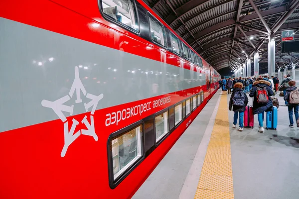 Μόσχα Ρωσία Οκτωβρίου 2019 Επιβάτες Εγκαταλείπουν Διώροφο Τρένο Aeroexpress Στο — Φωτογραφία Αρχείου