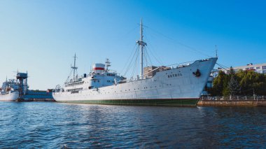 Kalininingrad / Rusya - 26 Ağustos 2019: Vityaz - efsanevi Sovyet bilimsel araştırma gemisi. Rıhtımda Dünya Okyanusu Müzesi 'nin gemileri sergileniyor. Pregolya Nehri