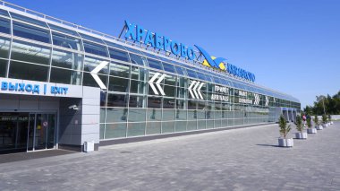 Kalininingrad / Rusya - 27 Ağustos 2019: Kalininingrad uluslararası havaalanı Khrabrovo, İmparatoriçe Elizabeth Petrovna adına. Gündüz vakti mavi gökyüzü ile terminalin dışı. Kalininingrad havaalanına giriş