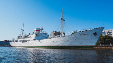 Kalininingrad / Rusya - 26 Ağustos 2019: Vityaz - efsanevi Sovyet bilimsel araştırma gemisi. Rıhtımda Dünya Okyanusu Müzesi 'nin gemileri sergileniyor. Pregolya Nehri