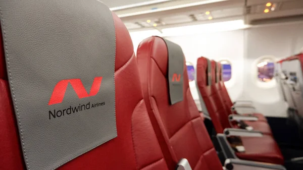 Yekaterinburg / Rusya - 16 Mart 2020: Airbus A321 Nordwind Airlines 'ın kabinindeki kırmızı koltuklar