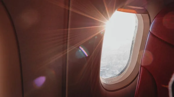 Золоті Сонячні Промені Яскраво Світяться Вікні Літака Під Час Польоту — стокове фото