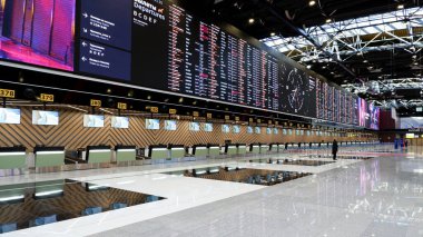 Moskova / Rusya - 16 Mart 2020: Moskova 'daki C Terminali içinde Sheremetyevo Havaalanı (Rusya). Kalkış salonu ve büyük uçuş tahtası