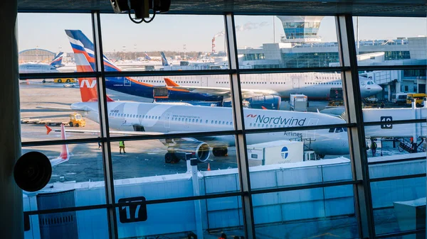 Moskova / Rusya - 16 Mart 2020: Nordwind Havayolları ve Aeroflot, Sheremetyevo Havaalanı D Terminali 'nin penceresinden geçerek