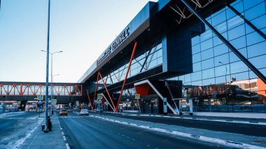 Moskova / Rusya - 16 Mart 2020: Moskova 'daki Sheremetyevo Havaalanı C Terminali. Güneşli kış sabahı.