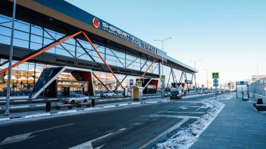 Moskova / Rusya - 16 Mart 2020: Moskova 'daki Sheremetyevo Havaalanı C Terminali. Güneşli kış sabahı.