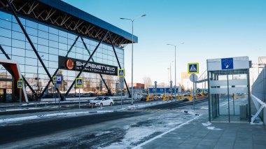 Moskova / Rusya - 16 Mart 2020: Moskova 'daki Sheremetyevo Havaalanı C Terminali. Güneşli kış sabahı.