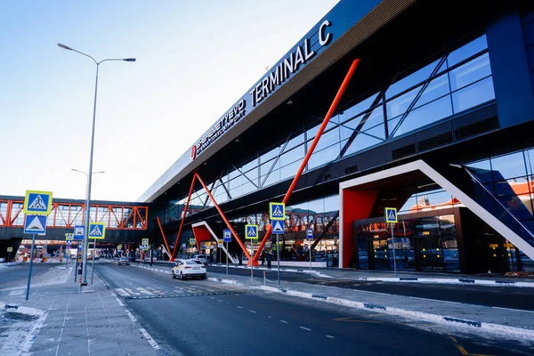 Moskova / Rusya - 16 Mart 2020: Moskova 'daki Sheremetyevo Havaalanı C Terminali. Güneşli kış sabahı.