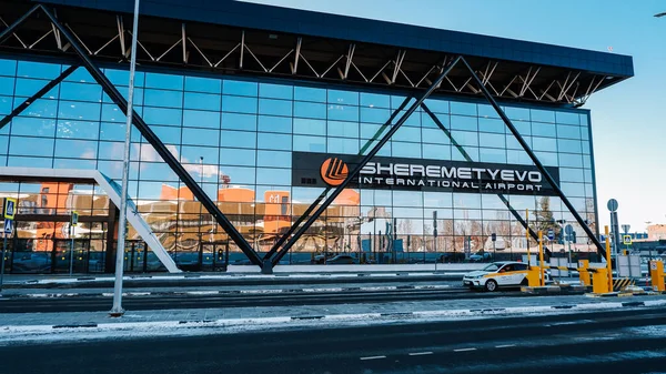 Moskova / Rusya - 16 Mart 2020: Moskova 'daki Sheremetyevo Havaalanı C Terminali. Güneşli kış sabahı.
