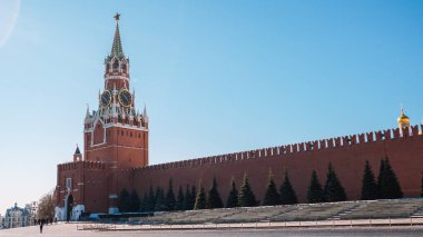 Moskova / Rusya - 16 Mart 2020: Moskova Kremlin Sarayı. Kızıl Meydan 'daki Spasskaya Kulesi. 