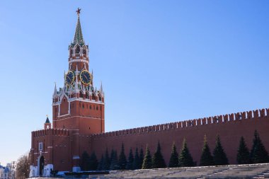 Moskova 'daki Kremlin Sarayı. Kızıl Meydan 'daki Spasskaya Kulesi. Moskova 'nın merkez meydanı..