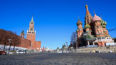 Moskova / Rusya - 16 Mart 2020: Moskova Kremlin Sarayı. Kızıl Meydan 'daki Spasskaya Kulesi. St. Bahar erken saatlerde Moskova 'nın merkez meydanındaki Basil Katedrali' nde.