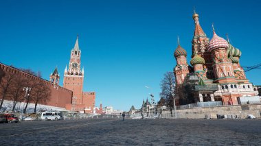 Moskova / Rusya - 16 Mart 2020: Moskova Kremlin Sarayı. Kızıl Meydan 'daki Spasskaya Kulesi. St. Bahar erken saatlerde Moskova 'nın merkez meydanındaki Basil Katedrali' nde.
