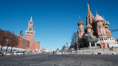 Moskova / Rusya - 16 Mart 2020: Moskova Kremlin Sarayı. Kızıl Meydan 'daki Spasskaya Kulesi. St. Bahar erken saatlerde Moskova 'nın merkez meydanındaki Basil Katedrali' nde.