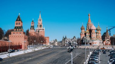Moskova / Rusya - 16 Mart 2020: Moskova Kremlin Sarayı. Kızıl Meydan 'daki Spasskaya Kulesi. St. Bahar erken saatlerde Moskova 'nın merkez meydanındaki Basil Katedrali' nde.