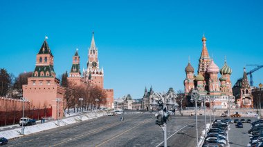 Moskova / Rusya - 16 Mart 2020: Moskova Kremlin Sarayı. Kızıl Meydan 'daki Spasskaya Kulesi. St. Bahar erken saatlerde Moskova 'nın merkez meydanındaki Basil Katedrali' nde.
