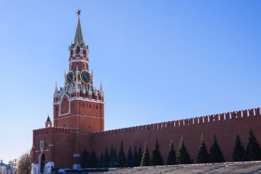 Moskova 'daki Kremlin Sarayı. Kızıl Meydan 'daki Spasskaya Kulesi. Moskova 'nın merkez meydanı..