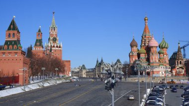 Moskova / Rusya - 16 Mart 2020: Moskova Kremlin Sarayı. Kızıl Meydan 'daki Spasskaya Kulesi. St. Bahar erken saatlerde Moskova 'nın merkez meydanındaki Basil Katedrali' nde.