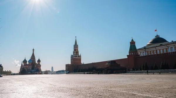Moskova / Rusya - 16 Mart 2020: Moskova Kremlin Sarayı. Kızıl Meydan 'daki Spasskaya Kulesi. 
