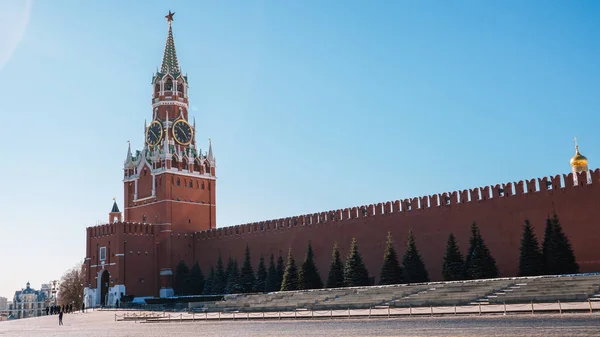 Moskova / Rusya - 16 Mart 2020: Moskova Kremlin Sarayı. Kızıl Meydan 'daki Spasskaya Kulesi. 