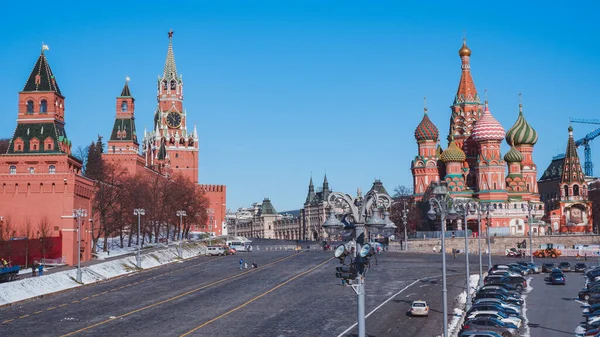 Moskova / Rusya - 16 Mart 2020: Moskova Kremlin Sarayı. Kızıl Meydan 'daki Spasskaya Kulesi. St. Bahar erken saatlerde Moskova 'nın merkez meydanındaki Basil Katedrali' nde.
