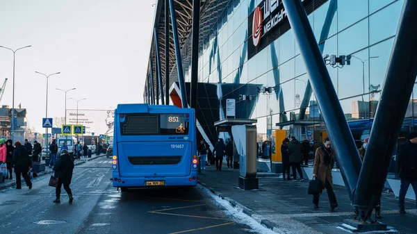 Москва Россия Марта 2020 Голубой Автобус 851 Автобусной Остановке Возле — стоковое фото