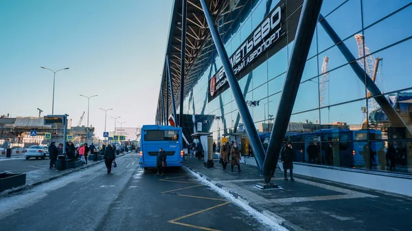 Moskova / Rusya - 16 Mart 2020: Sheremetyevo Havaalanı 'ndaki B terminali yakınlarındaki otobüs durağında mavi otobüs 851