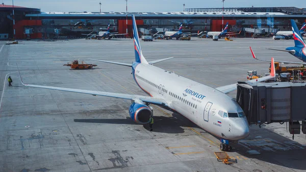 Moskova / Rusya - 16 Mart 2020: Boeing 737-800 Aeroflot, Sheremetyevo Havaalanı, B Terminali kapısında. Arka planda Aeroflot 'un diğer uçakları kapılarda..