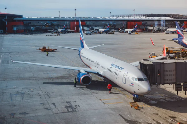 Moskova / Rusya - 16 Mart 2020: Boeing 737-800 Aeroflot, Sheremetyevo Havaalanı, B Terminali kapısında. Arka planda Aeroflot 'un diğer uçakları kapılarda..