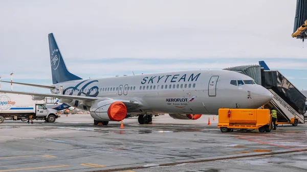 Moskova / Rusya - 16 Mart 2020: Boeing 737-800 Aeroflot Airlines in Skyteam Ahırı Sheremetyevo Havalimanı 'nda kapalı motorlu