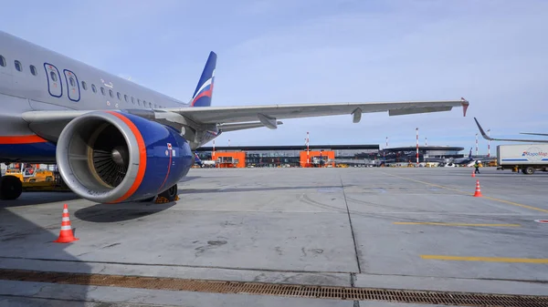 Москва Россия Марта 2020 Года Крыло Airbus A320 Двигатель Авиакомпании — стоковое фото