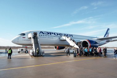 Saint-Petersburg / Rusya - 17 Mart 2020: Airbus A350-900 Aeroflot. Uçağa giden merdiven aracındaki yolcular.