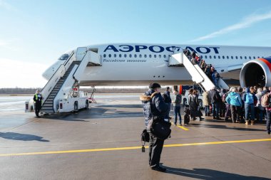 Saint-Petersburg / Rusya - 17 Mart 2020: Airbus A350-900 Aeroflot Rus Hava Yolları uçağına biniş. Yolcular rampa boyunca uçağa binecek.