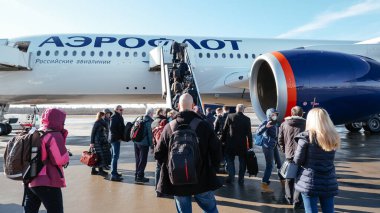 Saint-Petersburg / Rusya - 17 Mart 2020: Airbus A350-900 Aeroflot Rus Hava Yolları uçağına biniş. Yolcular rampa boyunca uçağa binecek.
