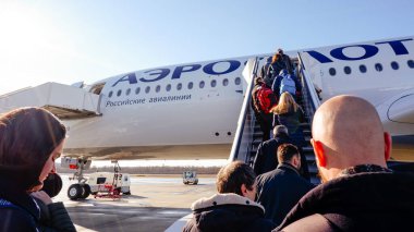 Saint-Petersburg / Rusya - 17 Mart 2020: Airbus A350-900 Aeroflot Rus Hava Yolları uçağına biniş. Yolcular rampa boyunca uçağa binecek.
