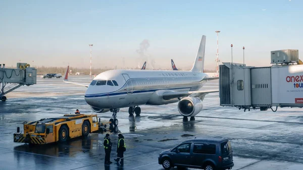 Saint-Petersburg / Rusya - 17 Mart 2020: Airbus A320 Aeroflot, Pulkovo Havaalanı 'ndaki kapıdan uzakta eski Sovyet üniformalı Dobrolet taksisine boyandı