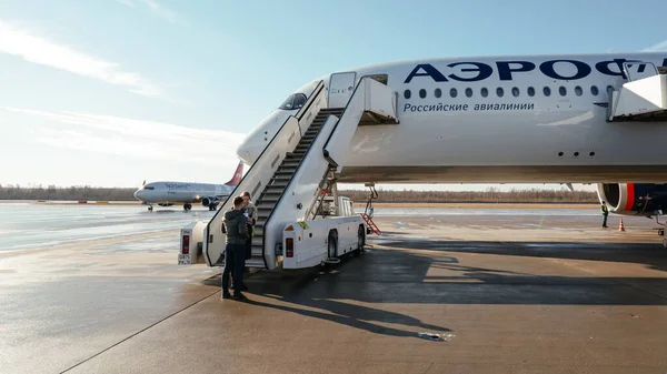 São Petersburgo Rússia Março 2020 Veículo Escada Perto Avião Airbus — Fotografia de Stock