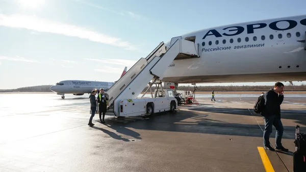 Saint-Petersburg / Rusya - 17 Mart 2020: Airbus A350-900 Aeroflot Rus Havayolları yakınlarındaki merdiven aracı. Güneş ışıl ışıl parlıyor. Mavi gökyüzü.