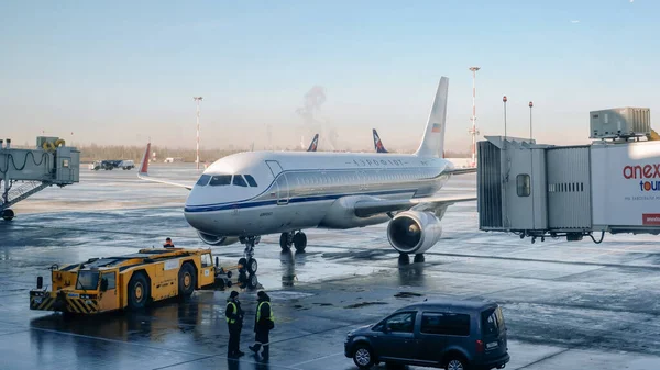 圣彼得堡 2020年3月17日 空中客车A320 Aeroflot在旧的苏联式多布罗埃出租车上喷漆 远离普尔科沃机场大门 图库图片