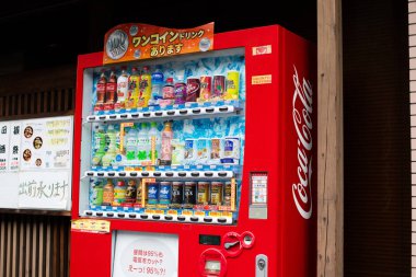 Tokyo, Japonya 'da içkili Coca-Cola otomatı.