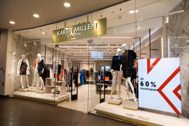 Rusya, Saint Petersburg 'daki Galeria Alışveriş Merkezi' ndeki Karen Millen London mağazası. Karen Millen İngiliz kadın giyim perakendecisi. Terzilik, manto ve gece kıyafetleri konusunda uzman..