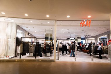 Saint Petersburg, Rusya 'daki Galeria Alışveriş Merkezi' nde H & M mağazası. Hennes & Mauritz Ab, İsveçli çok uluslu giyim perakende şirketidir. 