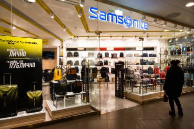 Rusya, Saint Petersburg 'daki Galeria Alışveriş Merkezi' nde Samsonite mağazası. Samsonite bir bagaj üreticisi ve perakendecisi. Ürünleri büyük bavullardan küçük çantalara kadar değişiyor.