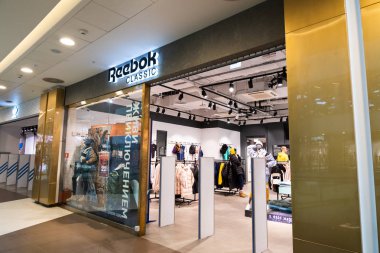 Saint Petersburg, Rusya 'daki Galeria Alışveriş Merkezi' ndeki Reebok Klasik Mağazası. Reebok, Amerikalı bir ayakkabı ve giyim şirketidir.