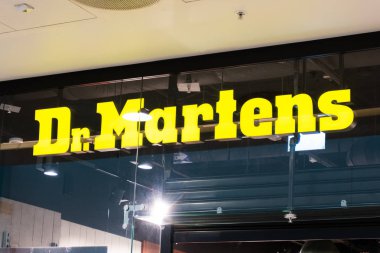 St. Petersburg, Rusya 'daki Galeria Alışveriş Merkezi' nde Dr. Martens mağazası. Dr. Martens, Wollaston, Wellingborough merkezli bir İngiliz ayakkabı ve giyim markası.