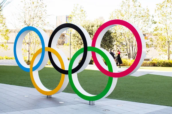 在日本奥林匹克博物馆和新的国家体育场附近 有五个奥运的环形标志 2020年奥运会将于夏季在日本东京举行 — 图库照片