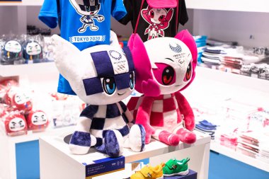 Tokyo Olimpiyatları 2020 resmi malzeme mağazası. Tokyo, Japonya 'da bir sürü maskot oyuncağı var.