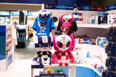 Tokyo Olimpiyatları 2020 resmi malzeme mağazası. Tokyo, Japonya 'da bir sürü maskot oyuncağı var.