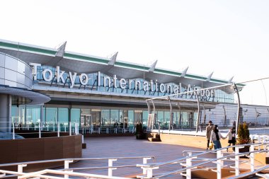 Tokyo Uluslararası Havalimanı Haneda HND tabelası, Japonya. Haneda, Büyük Tokyo Bölgesi, JAL ve ANA üssü hizmet veren iki birincil havaalanından biridir.